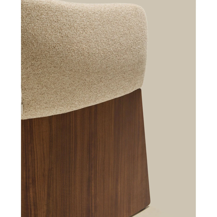 Stuhl Bosca mit beigefarbener Chenille und Nussbaumfurnier FSC 100% von Kave Home – Bild 13