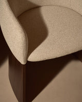 Stuhl Bosca mit beigefarbener Chenille und Nussbaumfurnier FSC 100% von Kave Home – Bild 3