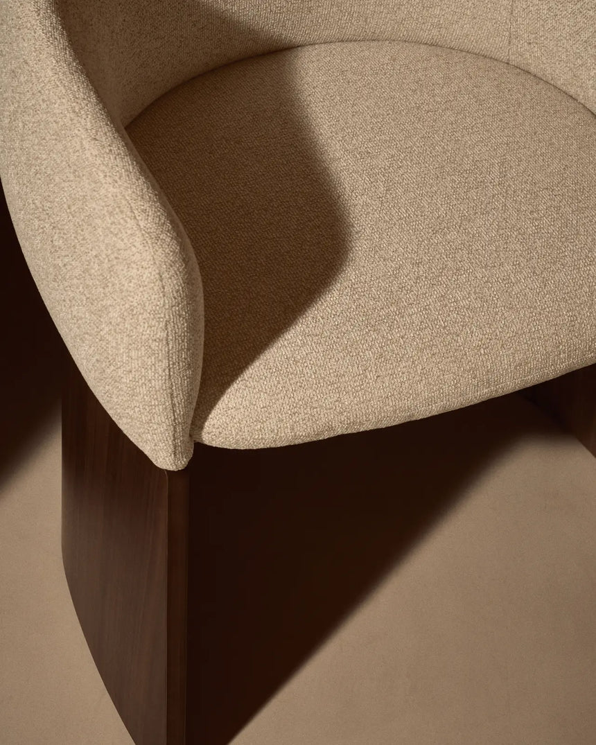 Stuhl Bosca mit beigefarbener Chenille und Nussbaumfurnier FSC 100% von Kave Home – Bild 3