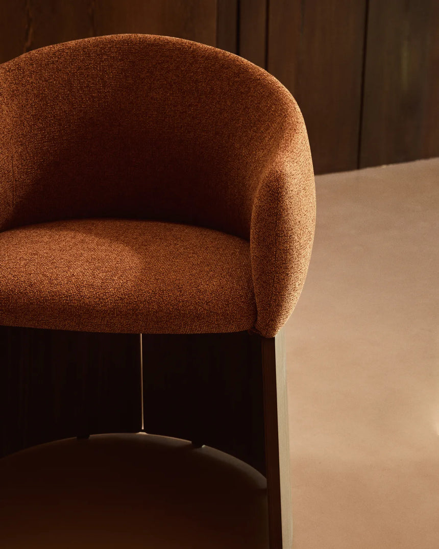 Stuhl Bosca mit terrakottafarbener Chenille und Nussbaumfurnier FSC 100% von Kave Home – Bild 3