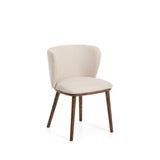 Stuhl Ciselia flammhemmend beiger Chenille mit Beinen aus massivem Eschenholz mit walnussholzfarbenem Finish, FSC Mix Credit von Kave Home – Bild 1