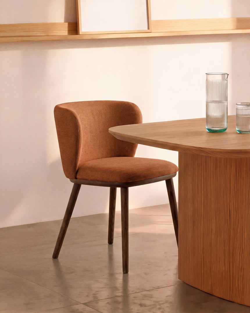 Stuhl Ciselia flammhemmend terrakottafarbener Chenille mit Beinen aus massivem Eschenholz mit walnussholzfarbenem Finish, FSC Mix Credit von Kave Home – Bild 2