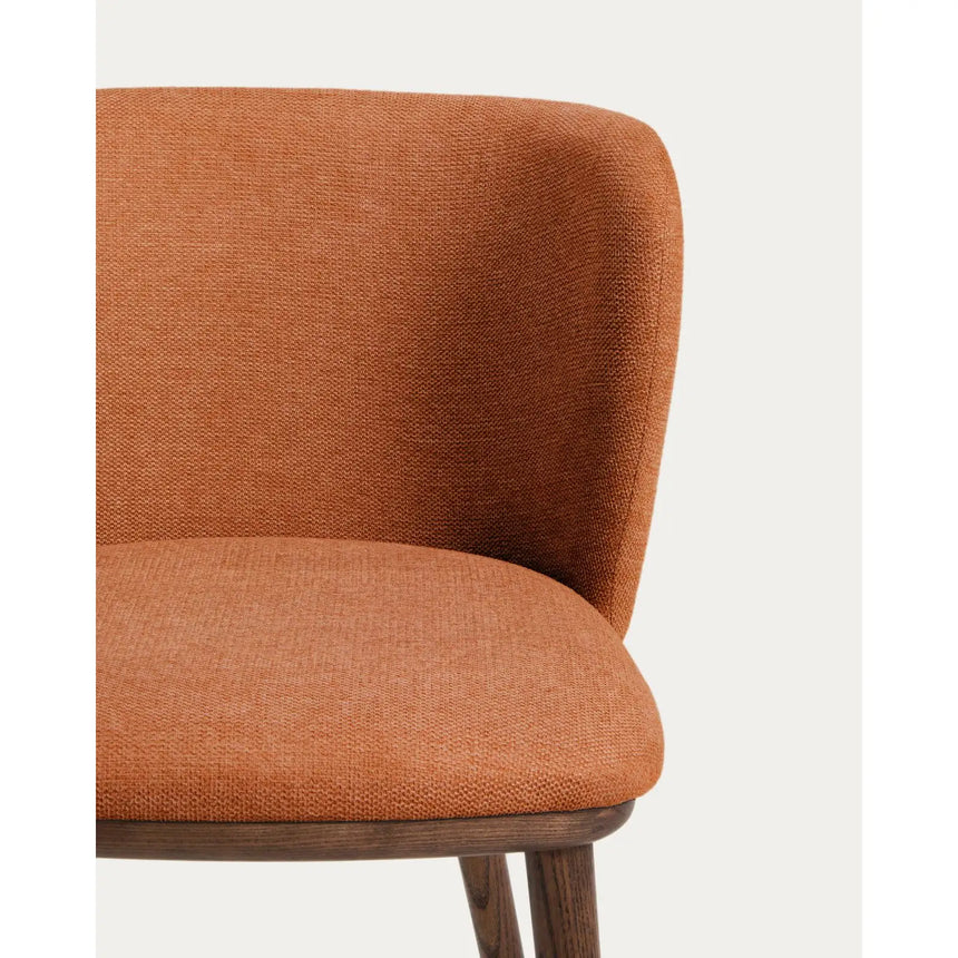 Stuhl Ciselia flammhemmend terrakottafarbener Chenille mit Beinen aus massivem Eschenholz mit walnussholzfarbenem Finish, FSC Mix Credit von Kave Home – Bild 6
