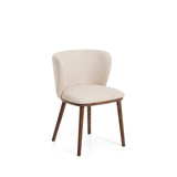 Stuhl Ciselia in beiger Chenille mit Beinen aus massivem Eschenholz mit walnussholzfarbenem Finish, FSC Mix Credit von Kave Home – Bild 1