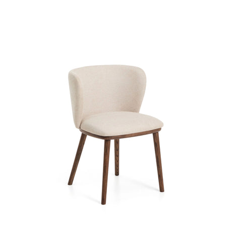 Stuhl Ciselia in beiger Chenille mit Beinen aus massivem Eschenholz mit walnussholzfarbenem Finish, FSC Mix Credit von Kave Home – Bild 1