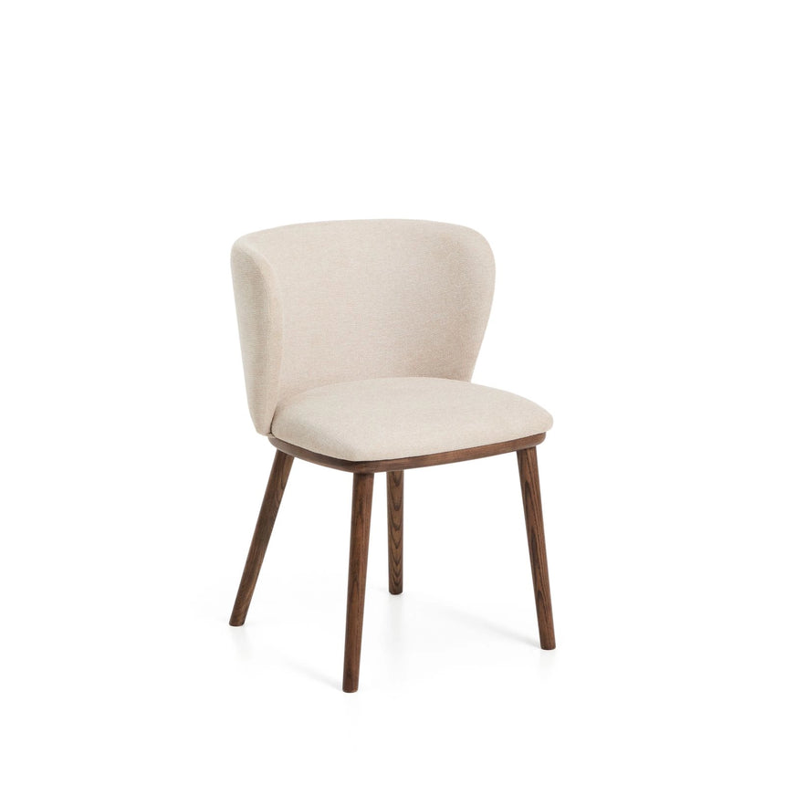 Stuhl Ciselia in beiger Chenille mit Beinen aus massivem Eschenholz mit walnussholzfarbenem Finish, FSC Mix Credit von Kave Home – Bild 1