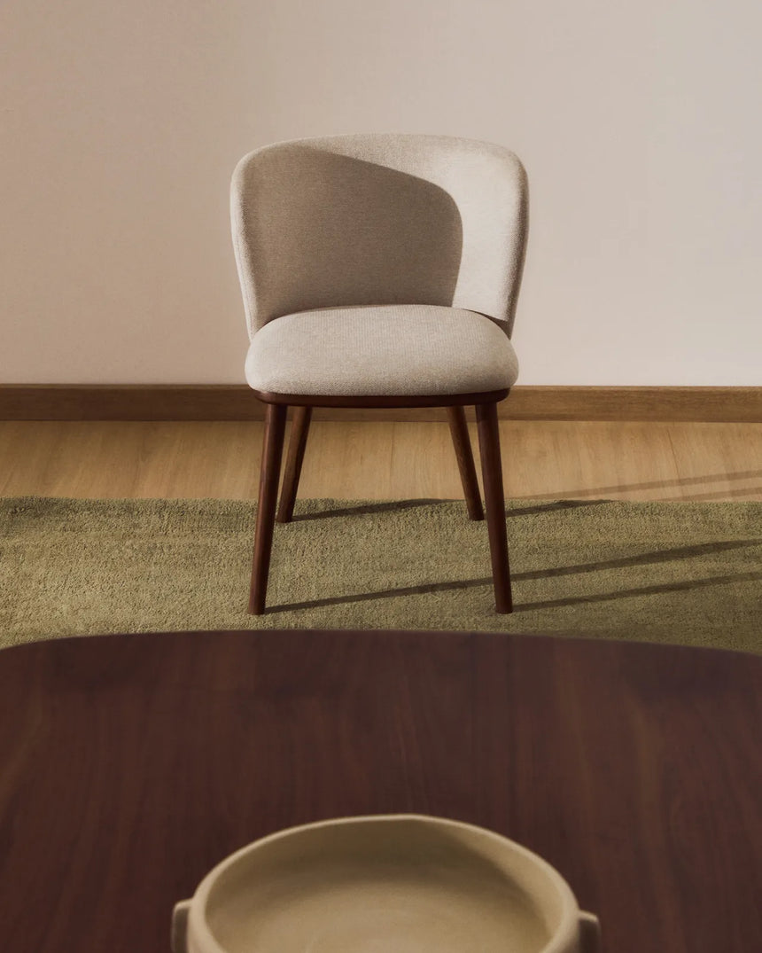 Stuhl Ciselia in beiger Chenille mit Beinen aus massivem Eschenholz mit walnussholzfarbenem Finish, FSC Mix Credit von Kave Home – Bild 2