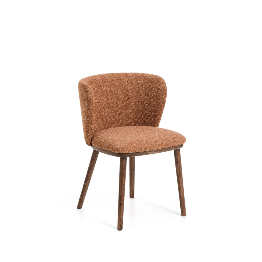 Stuhl Ciselia in dicker, terrakottafarbener Chenille mit Beinen aus massivem Eschenholz mit walnussholzfarbenem Finish, FSC Mix Credit von Kave Home – Bild 1