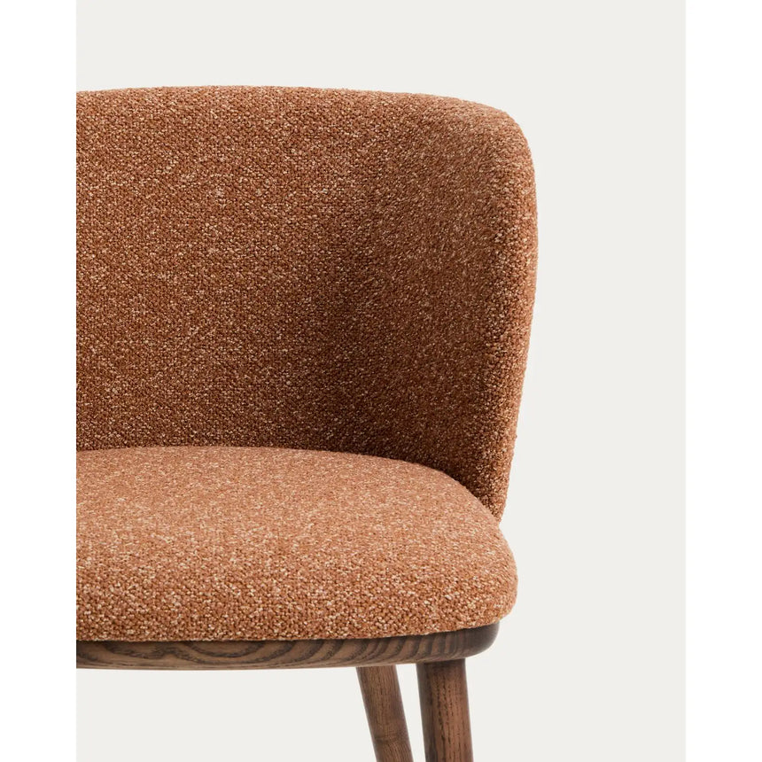 Stuhl Ciselia in dicker, terrakottafarbener Chenille mit Beinen aus massivem Eschenholz mit walnussholzfarbenem Finish, FSC Mix Credit von Kave Home – Bild 8