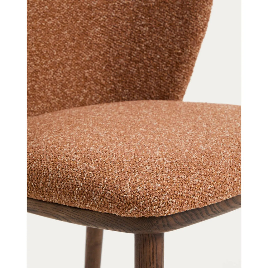 Stuhl Ciselia in dicker, terrakottafarbener Chenille mit Beinen aus massivem Eschenholz mit walnussholzfarbenem Finish, FSC Mix Credit von Kave Home – Bild 9