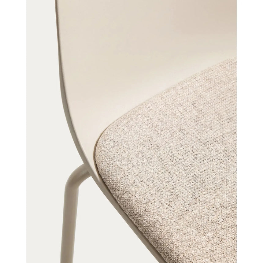 Stuhl Debari mit beigen Chenille-Kissen und Stahlbeinen mit beigem Finish von Kave Home – Bild 10