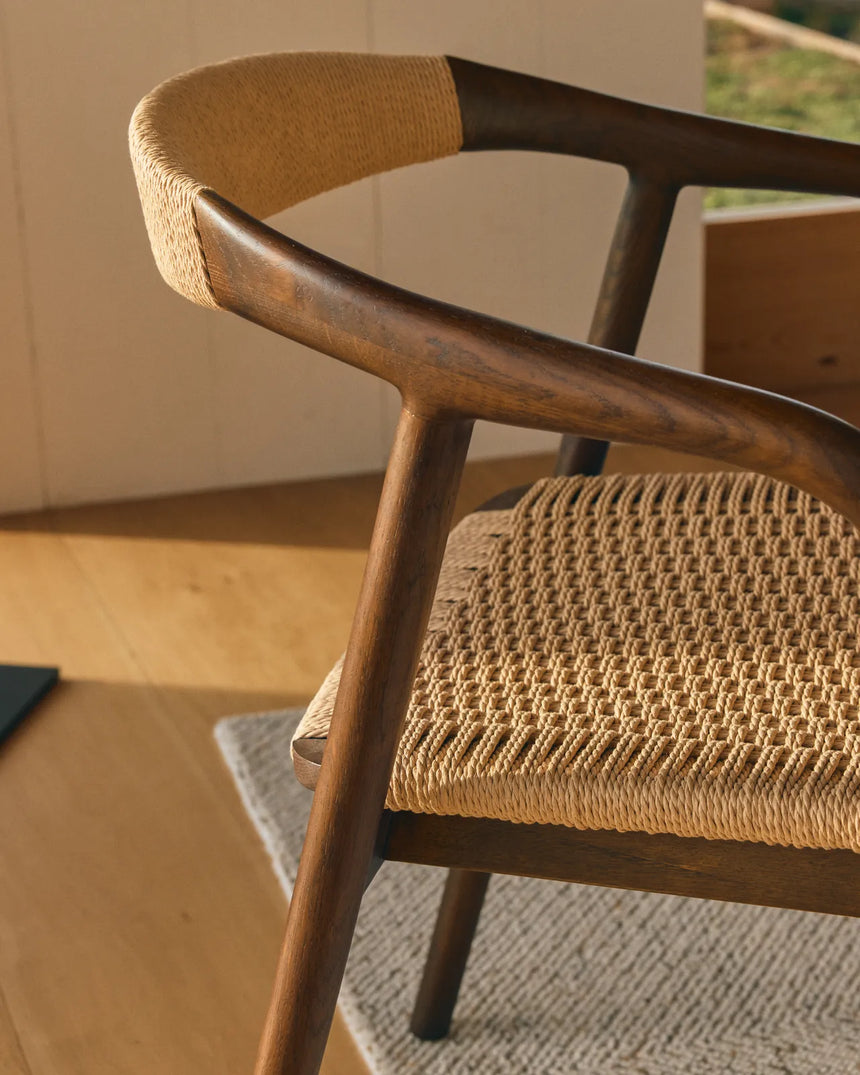 Stuhl Derile aus massivem Eichenholz mit Nussbaum-Finish und beigem Papierseil 100% FSC von Kave Home – Bild 4