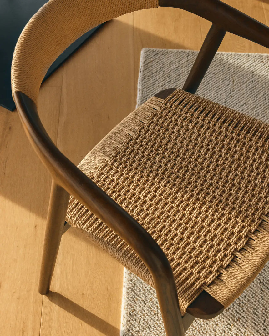 Stuhl Derile aus massivem Eichenholz mit Nussbaum-Finish und beigem Papierseil 100% FSC von Kave Home – Bild 5