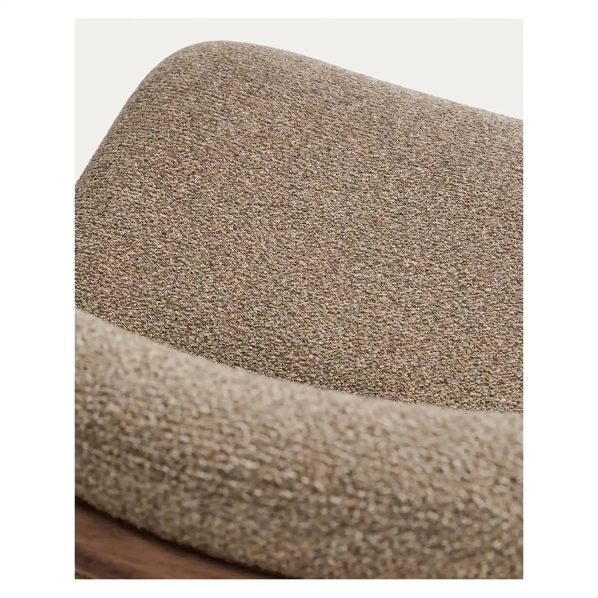 Stuhl Elnor aus brauner Chenille und Beinen aus massivem Eichenholz mit Nussbaum-Finish von Kave Home – Bild 10