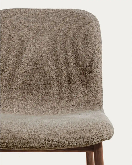 Stuhl Elnor aus brauner Chenille und Beinen aus massivem Eichenholz mit Nussbaum-Finish von Kave Home – Bild 6