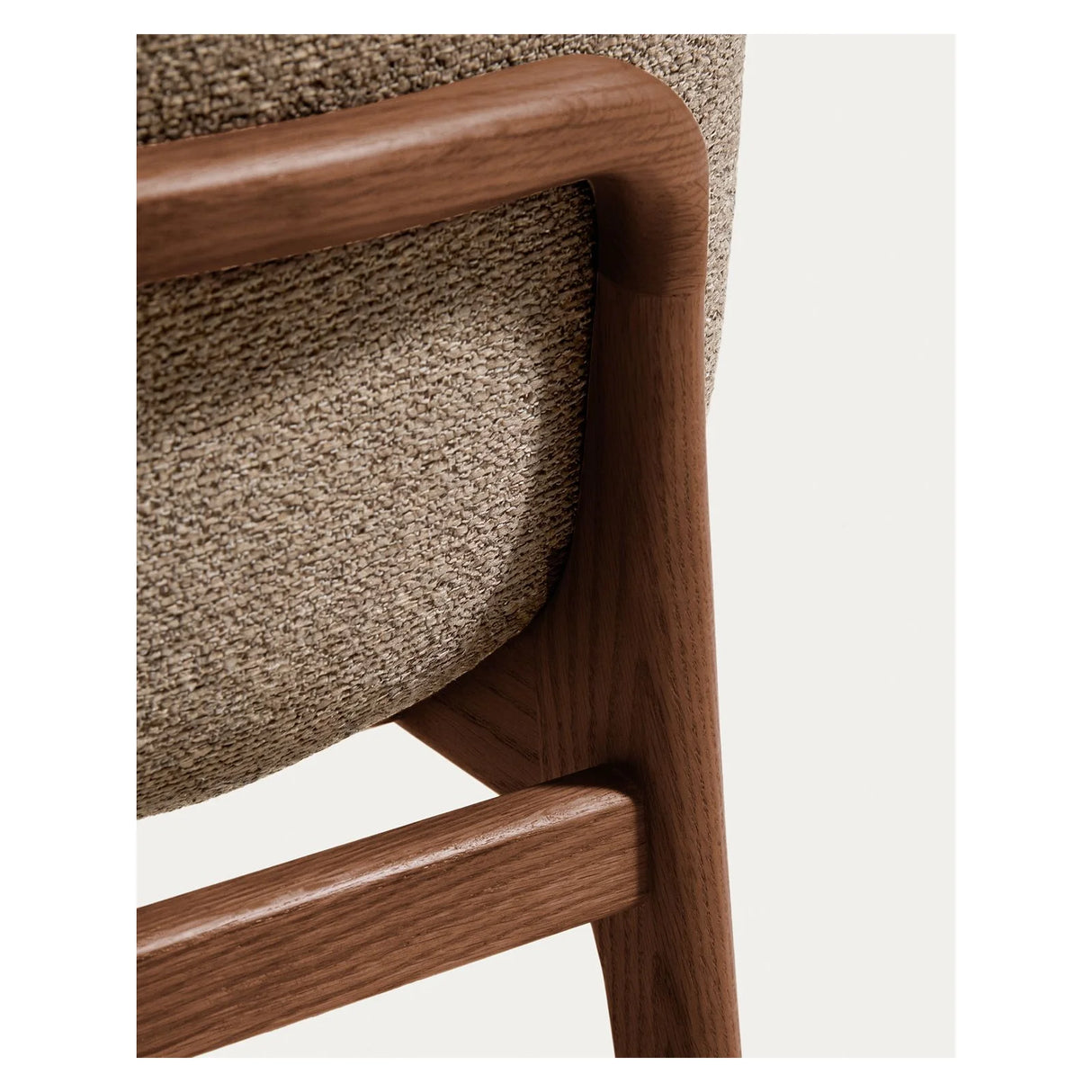Stuhl Elnor aus brauner Chenille und Beinen aus massivem Eichenholz mit Nussbaum-Finish von Kave Home – Bild 7