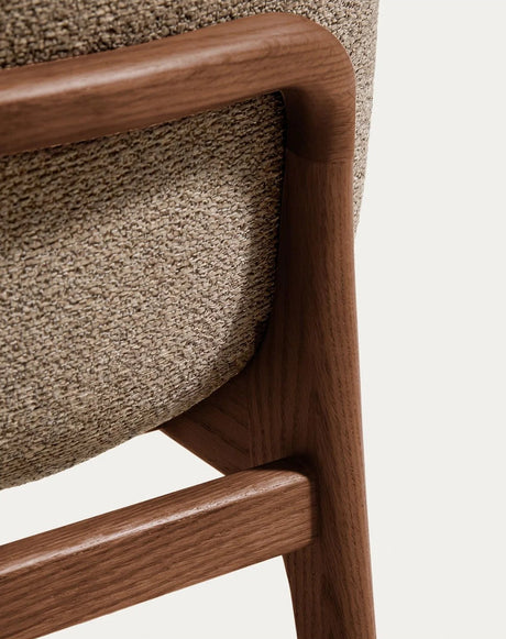 Stuhl Elnor aus brauner Chenille und Beinen aus massivem Eichenholz mit Nussbaum-Finish von Kave Home – Bild 7