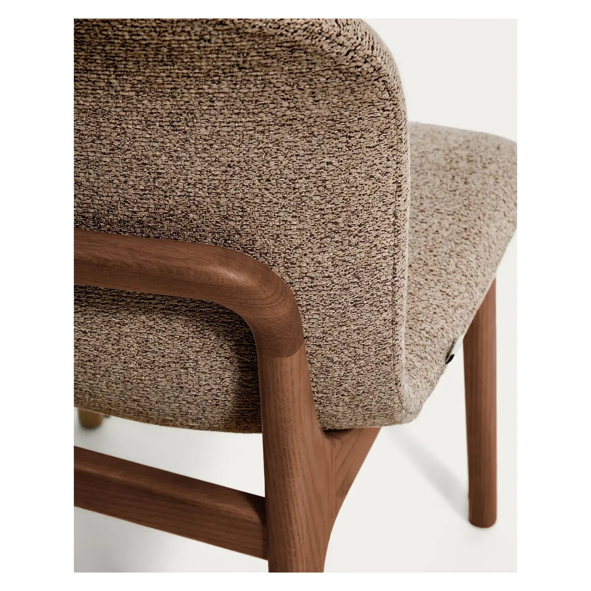 Stuhl Elnor aus brauner Chenille und Beinen aus massivem Eichenholz mit Nussbaum-Finish von Kave Home – Bild 8