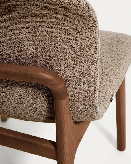Stuhl Elnor aus brauner Chenille und Beinen aus massivem Eichenholz mit Nussbaum-Finish von Kave Home – Bild 8