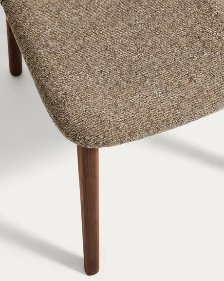 Stuhl Elnor aus brauner Chenille und Beinen aus massivem Eichenholz mit Nussbaum-Finish von Kave Home – Bild 9