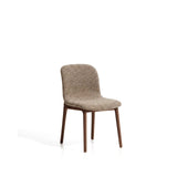 Stuhl Elnor flammhemmend aus brauner Chenille und Beinen aus massivem Eichenholz mit Nussbaum-Finish von Kave Home – Bild 1