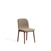Stuhl Elnor flammhemmend aus brauner Chenille und Beinen aus massivem Eichenholz mit Nussbaum-Finish von Kave Home – Bild 1