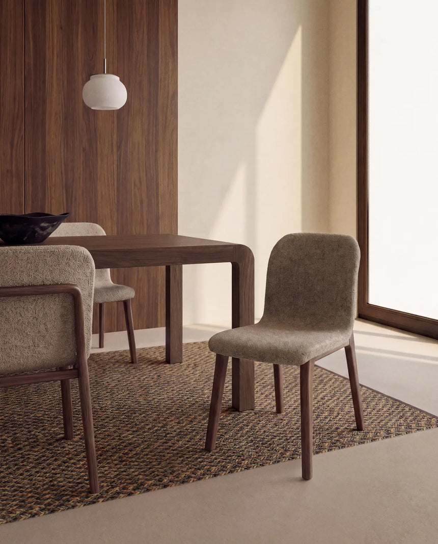 Stuhl Elnor flammhemmend aus brauner Chenille und Beinen aus massivem Eichenholz mit Nussbaum-Finish von Kave Home – Bild 2