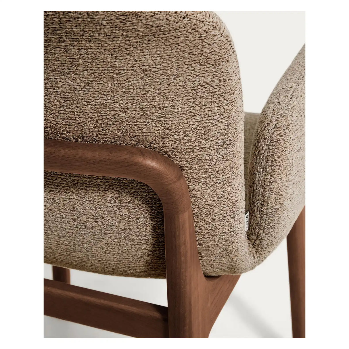 Stuhl Elnor mit Armlehnen aus brauner Chenille und Beinen aus massivem Eichenholz mit Nussbaum-Finish von Kave Home – Bild 10