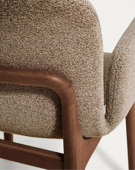 Stuhl Elnor mit Armlehnen aus brauner Chenille und Beinen aus massivem Eichenholz mit Nussbaum-Finish von Kave Home – Bild 10