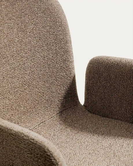 Stuhl Elnor mit Armlehnen aus brauner Chenille und Beinen aus massivem Eichenholz mit Nussbaum-Finish von Kave Home – Bild 11