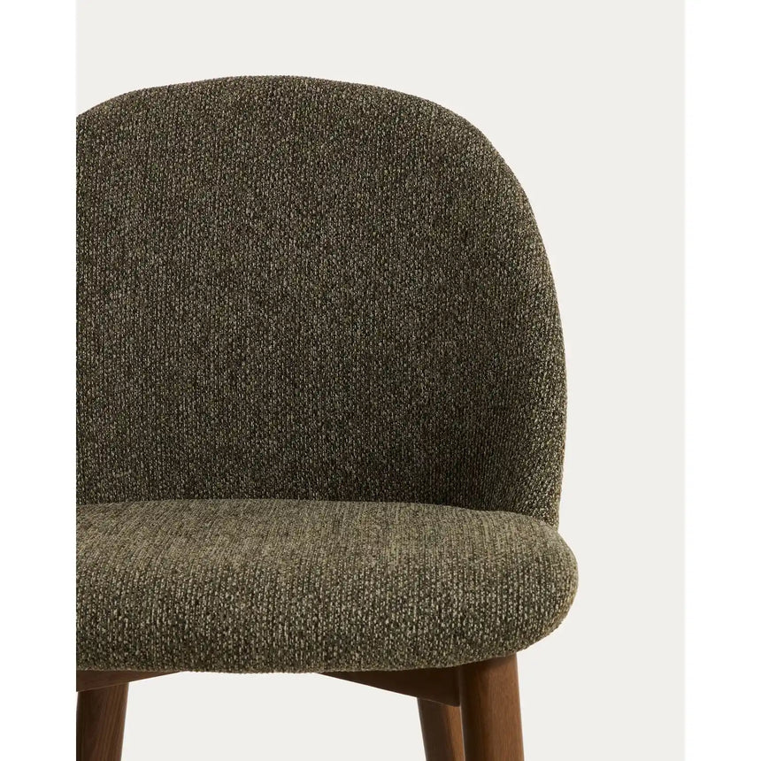 Stuhl Meila flammhemmend mit grüner Chenille und Beinen aus massivem Eschenholz mit Nussbaumfinish von Kave Home – Bild 8