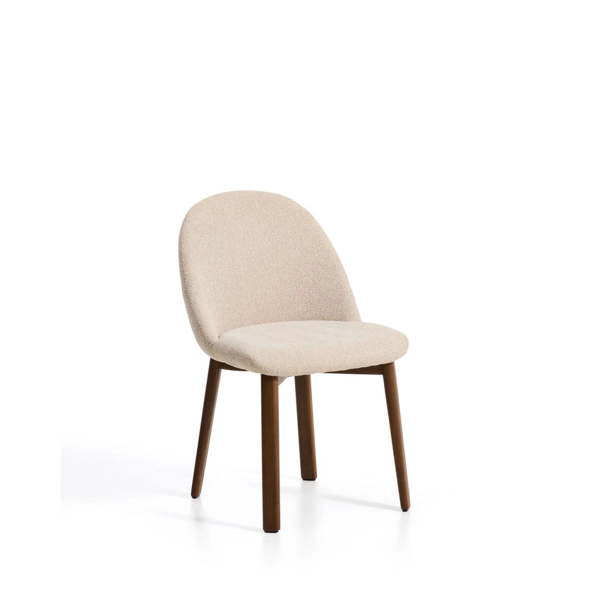 Stuhl Meila mit beiger Chenille und Beinen aus massivem Eschenholz mit Nussbaumfinish von Kave Home – Bild 1