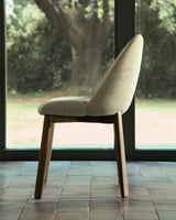 Stuhl Meila mit beiger Chenille und Beinen aus massivem Eschenholz mit Nussbaumfinish von Kave Home – Bild 2
