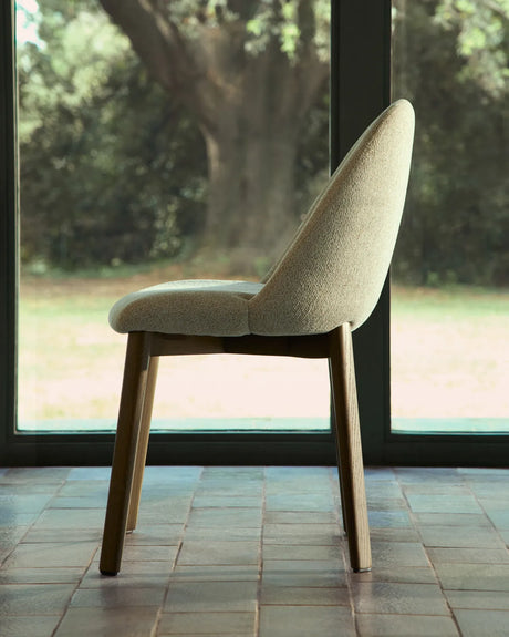 Stuhl Meila mit beiger Chenille und Beinen aus massivem Eschenholz mit Nussbaumfinish von Kave Home – Bild 2