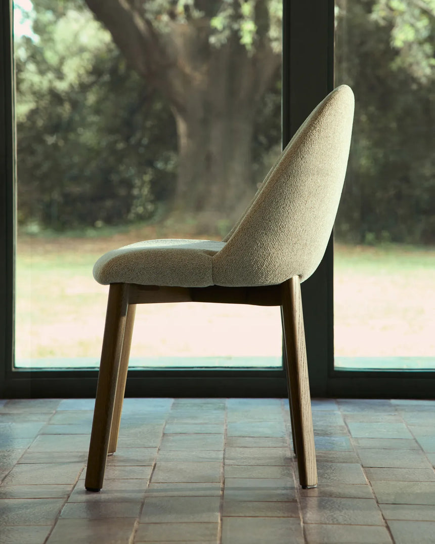 Stuhl Meila mit beiger Chenille und Beinen aus massivem Eschenholz mit Nussbaumfinish von Kave Home – Bild 2