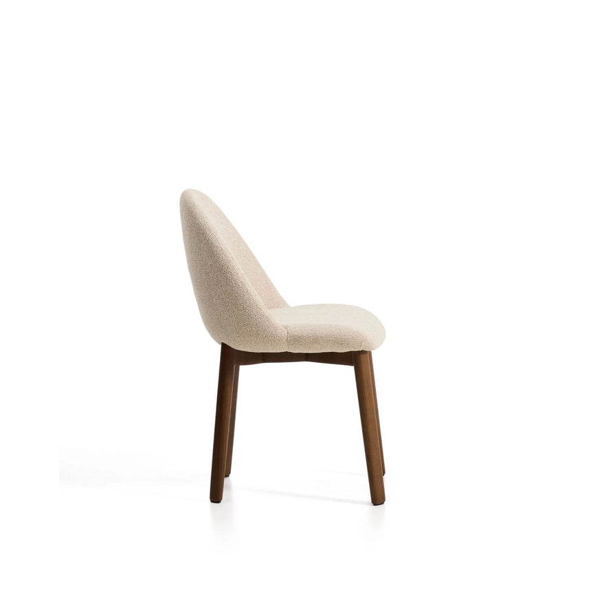 Stuhl Meila mit beiger Chenille und Beinen aus massivem Eschenholz mit Nussbaumfinish von Kave Home – Bild 5