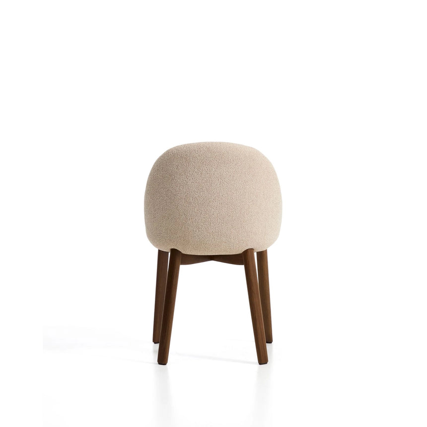 Stuhl Meila mit beiger Chenille und Beinen aus massivem Eschenholz mit Nussbaumfinish von Kave Home – Bild 8