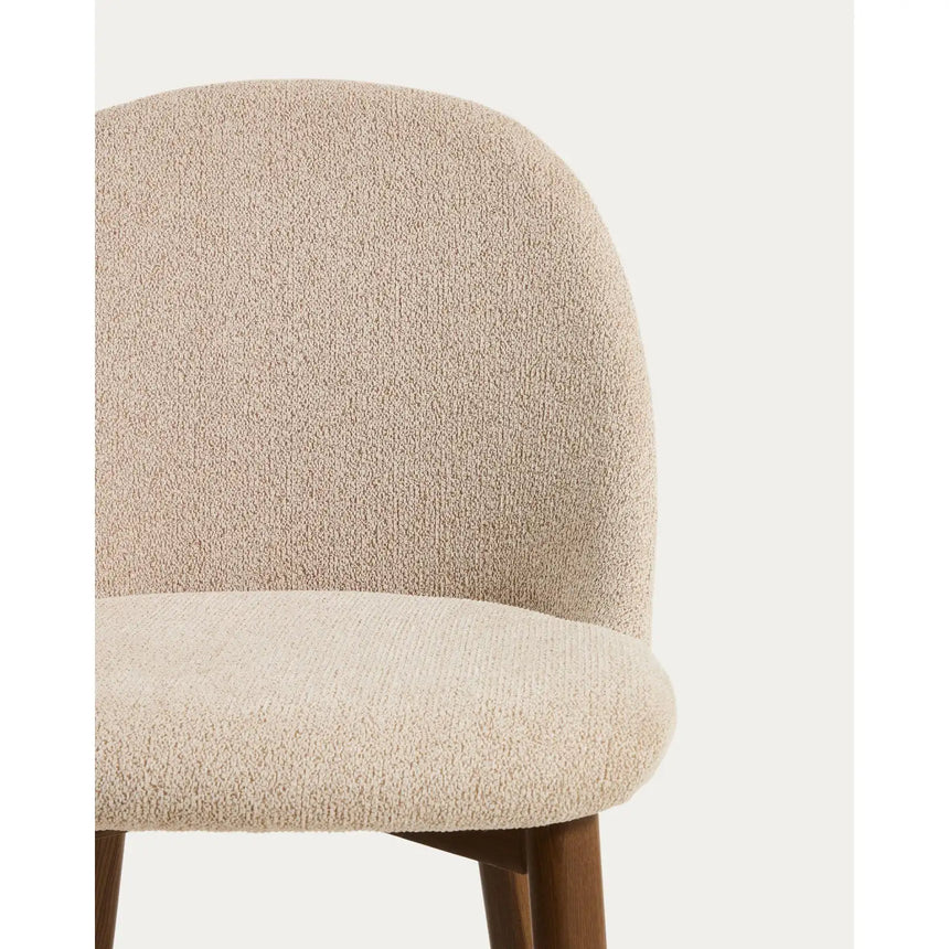 Stuhl Meila mit beiger Chenille und Beinen aus massivem Eschenholz mit Nussbaumfinish von Kave Home – Bild 9
