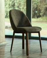 Stuhl Meila mit grüner Chenille und Beinen aus massivem Eschenholz mit Nussbaumfinish von Kave Home – Bild 2