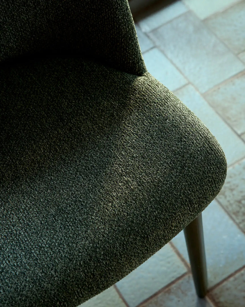Stuhl Meila mit grüner Chenille und Beinen aus massivem Eschenholz mit Nussbaumfinish von Kave Home – Bild 3