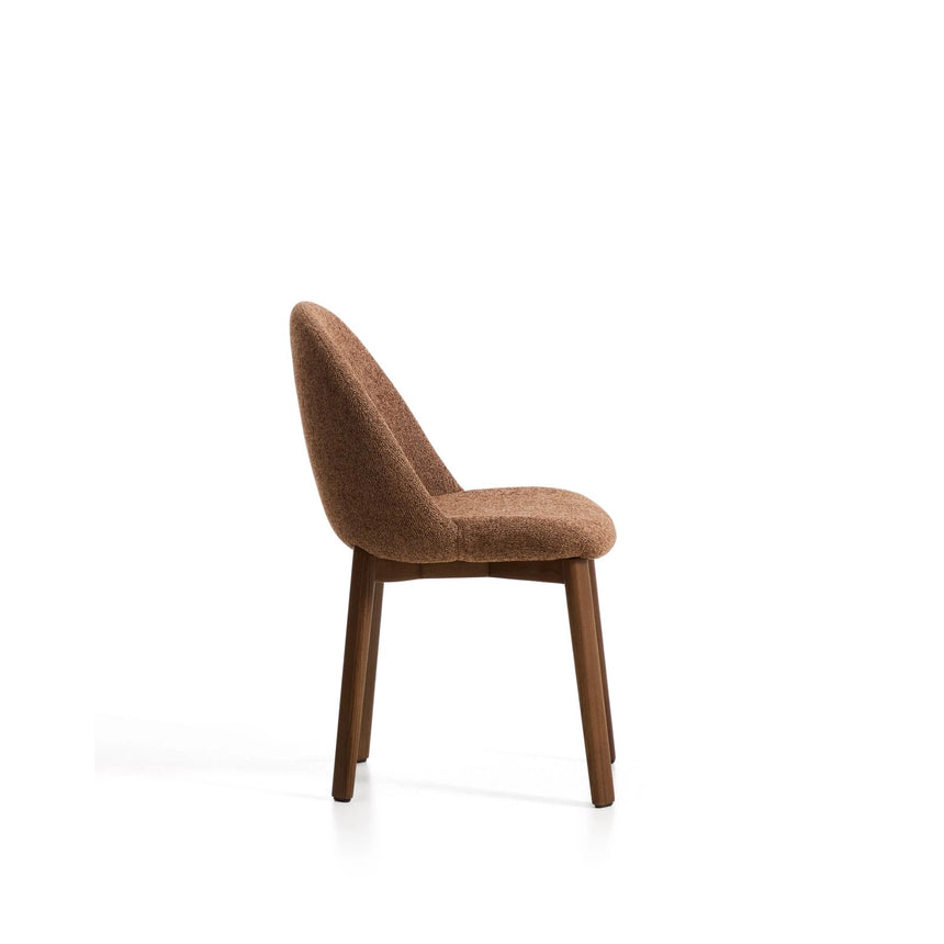 Stuhl Meila mit terrakottafarbener Chenille und Beinen aus massivem Eschenholz mit Nussbaumfinish von Kave Home – Bild 1