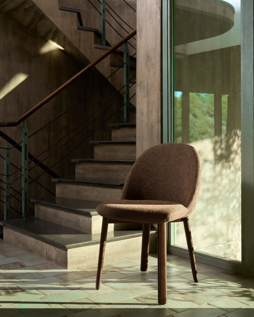Stuhl Meila mit terrakottafarbener Chenille und Beinen aus massivem Eschenholz mit Nussbaumfinish von Kave Home – Bild 2