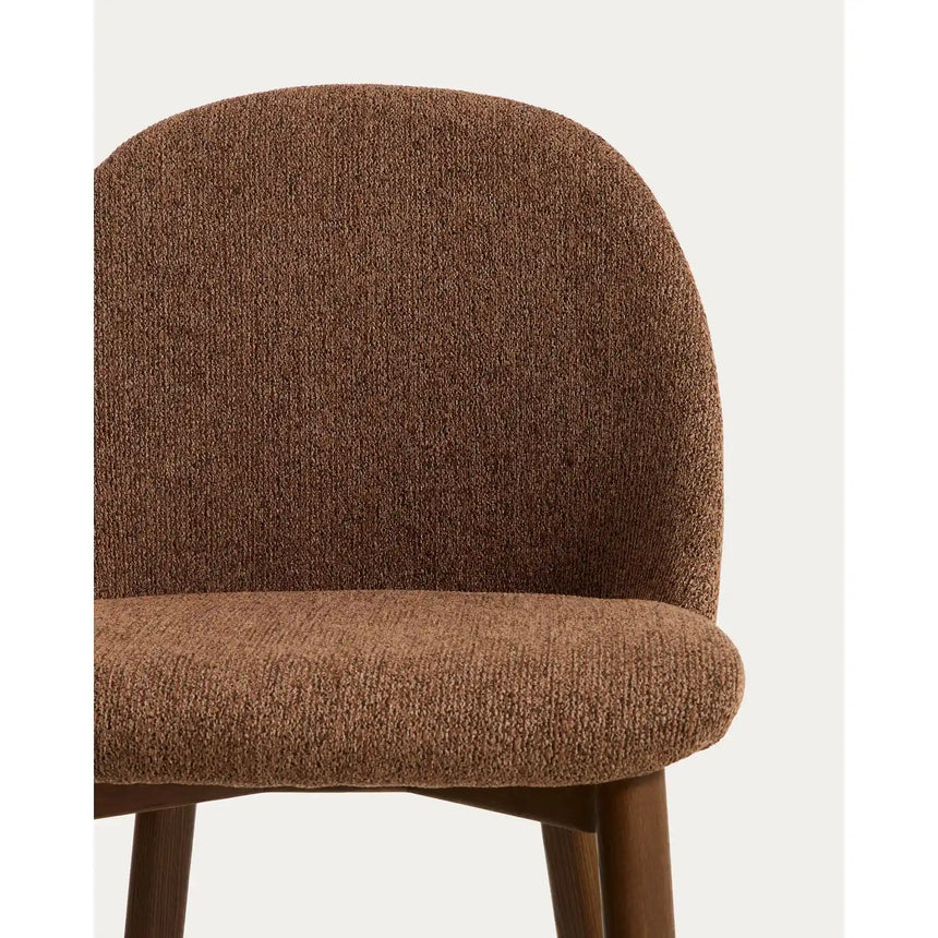 Stuhl Meila mit terrakottafarbener Chenille und Beinen aus massivem Eschenholz mit Nussbaumfinish von Kave Home – Bild 7