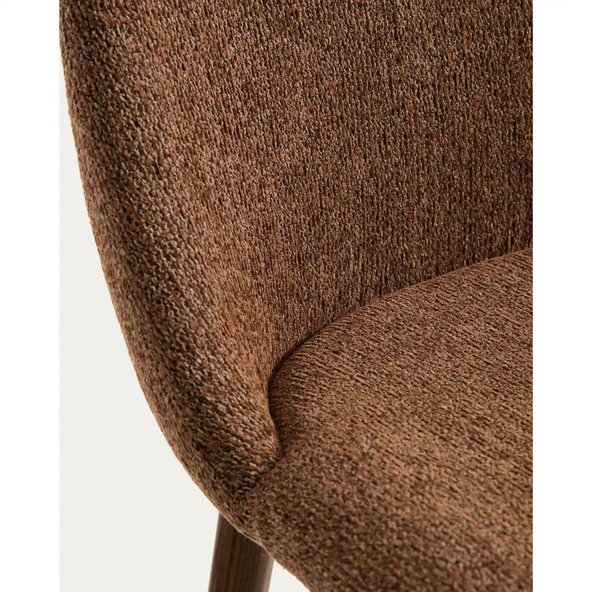 Stuhl Meila mit terrakottafarbener Chenille und Beinen aus massivem Eschenholz mit Nussbaumfinish von Kave Home – Bild 8