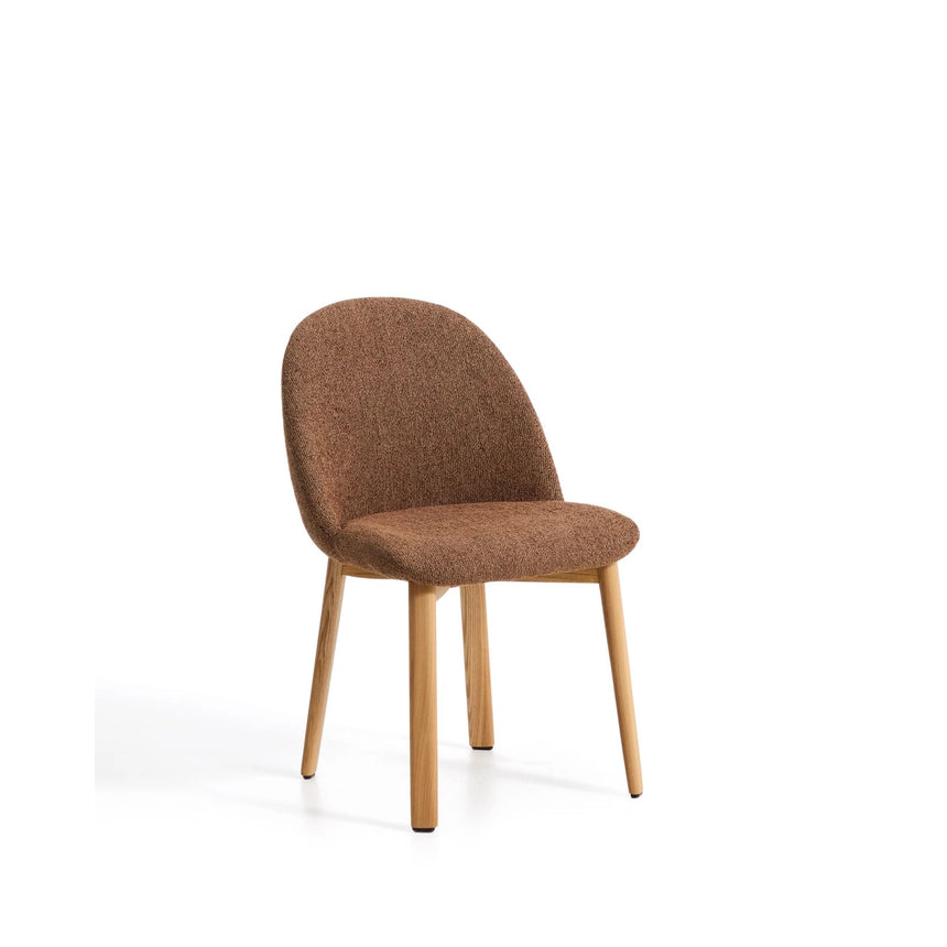 Stuhl Meila mit terrakottafarbener Chenille und Beinen aus massivem Eschenholz mit naturfarbenem Finish  von Kave Home – Bild 1