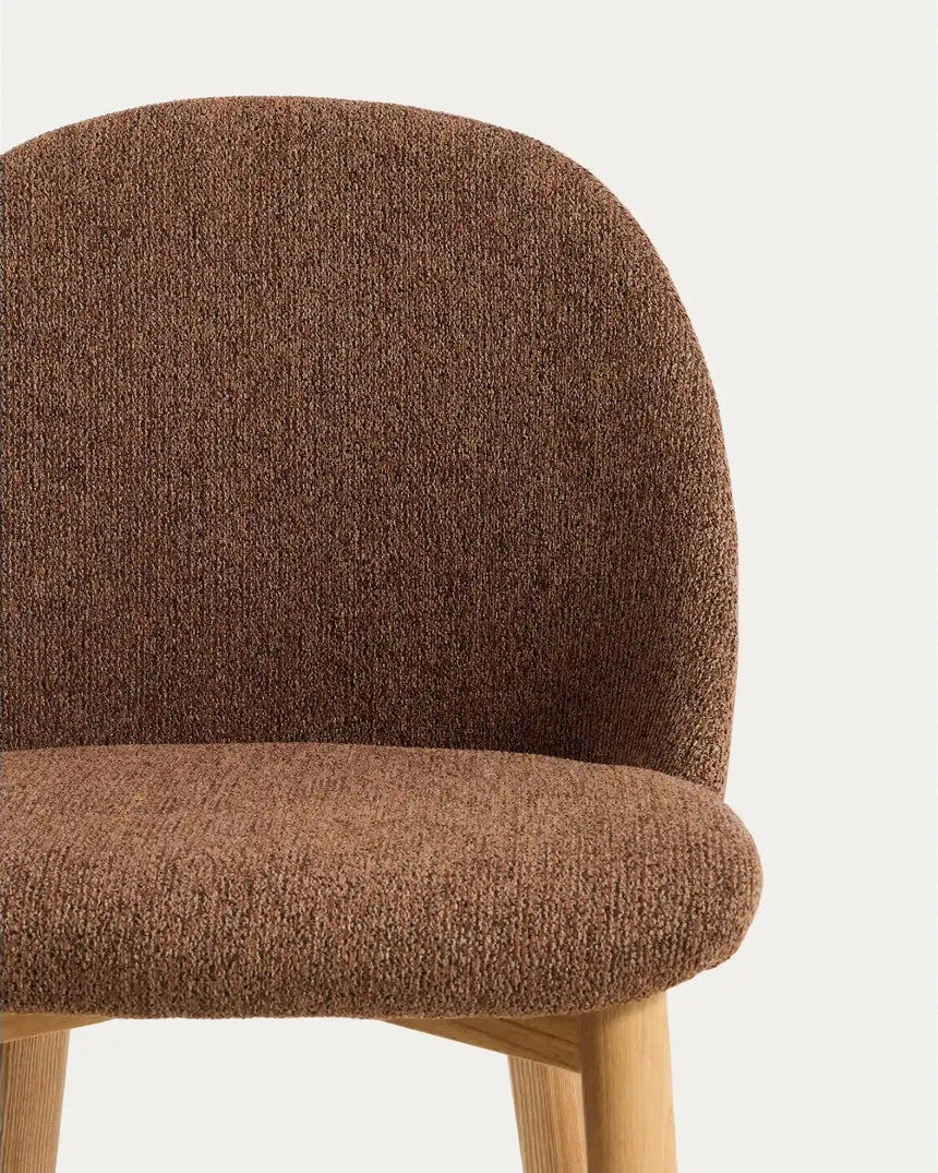 Stuhl Meila mit terrakottafarbener Chenille und Beinen aus massivem Eschenholz mit naturfarbenem Finish  von Kave Home – Bild 7