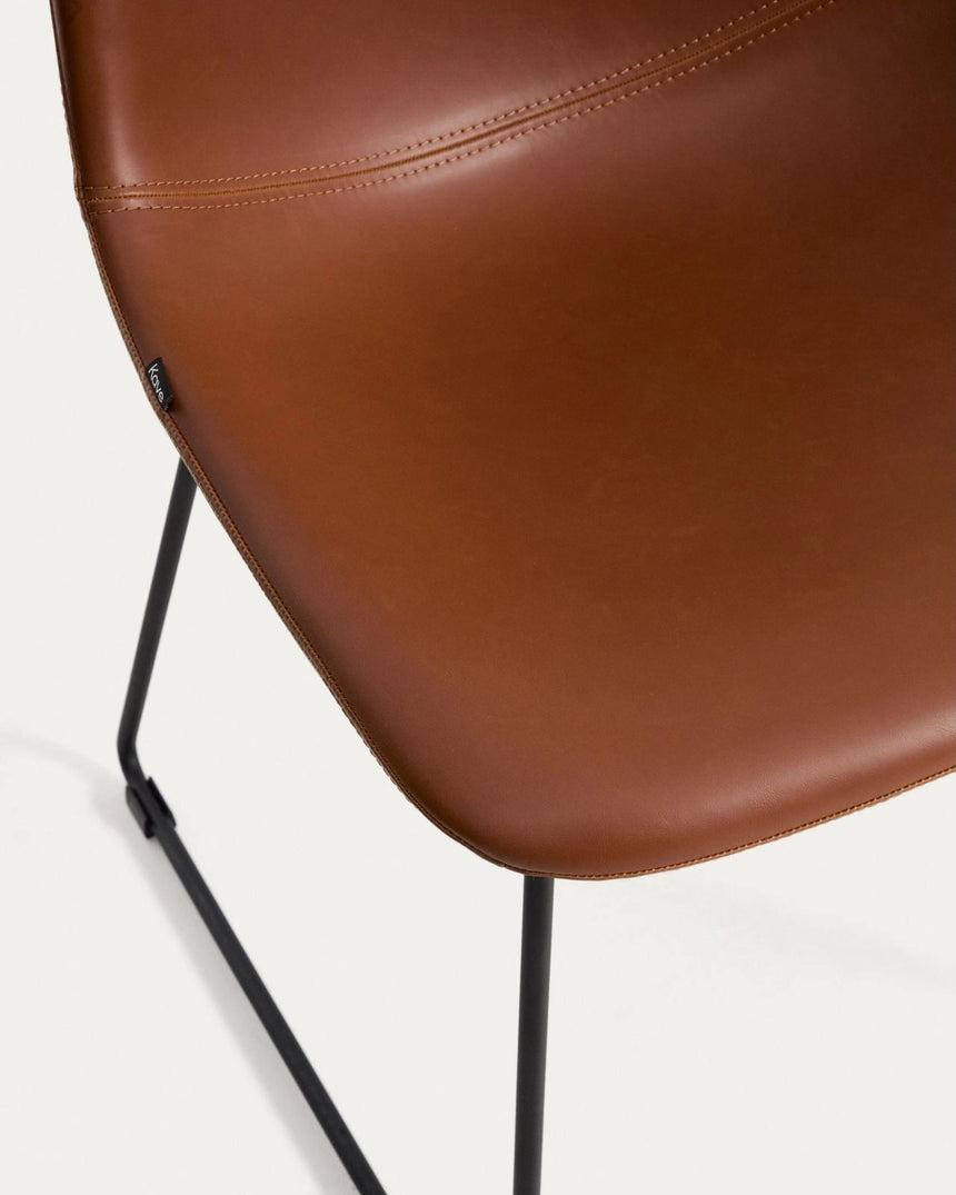 Stuhl Zahara ohne und mit Chenillebezug und Stahlbeinen mit schwarzem Finish, FSC 100 % von Kave Home – Bild 8