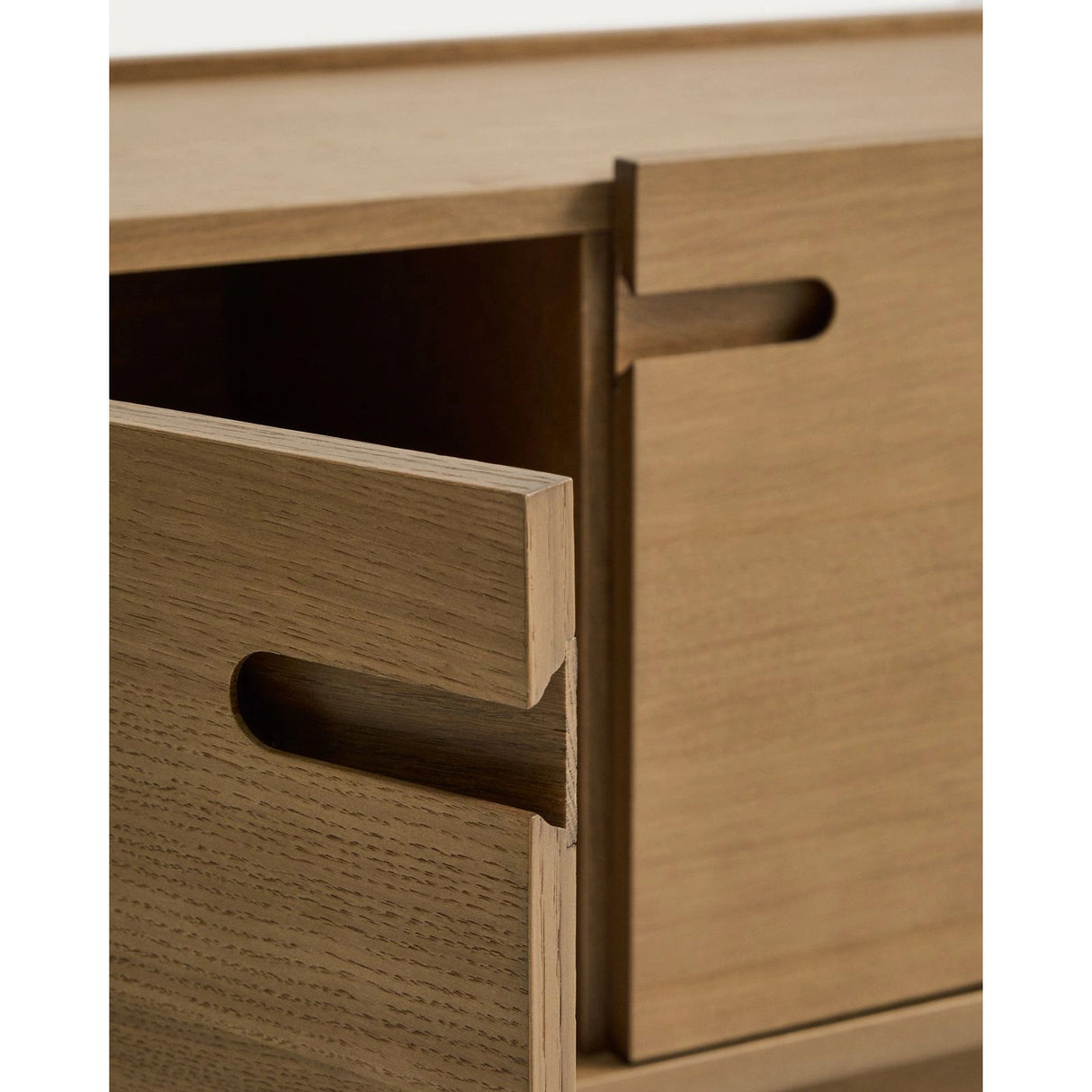 TV-Möbel Arelida aus Furnier sowie Massivholz aus Eiche mit hellbraunem Finish 200 x 44 cm von Kave Home – Bild 9