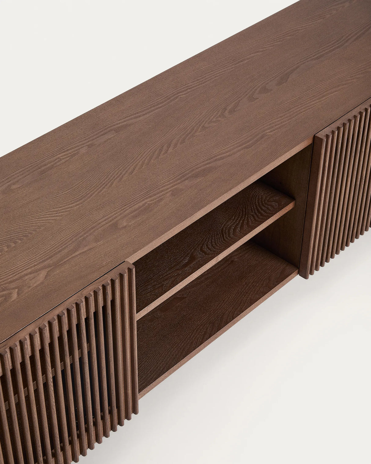 TV-Möbel Beyla aus Furnier und Massivholz aus Esche mit nussbaumfarbenem Finish 180 x 49,5 cm FSC 100% von Kave Home – Produktbild 6