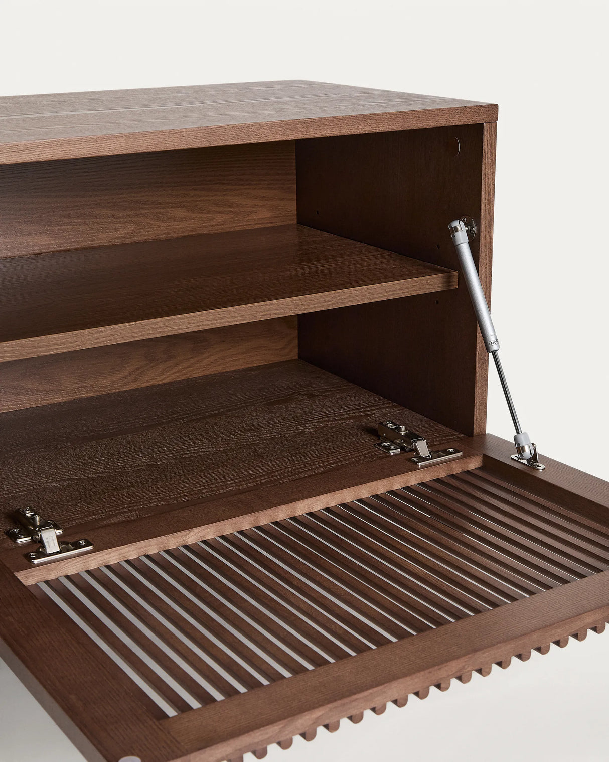TV-Möbel Beyla aus Furnier und Massivholz aus Esche mit nussbaumfarbenem Finish 180 x 49,5 cm FSC 100% von Kave Home – Produktbild 7